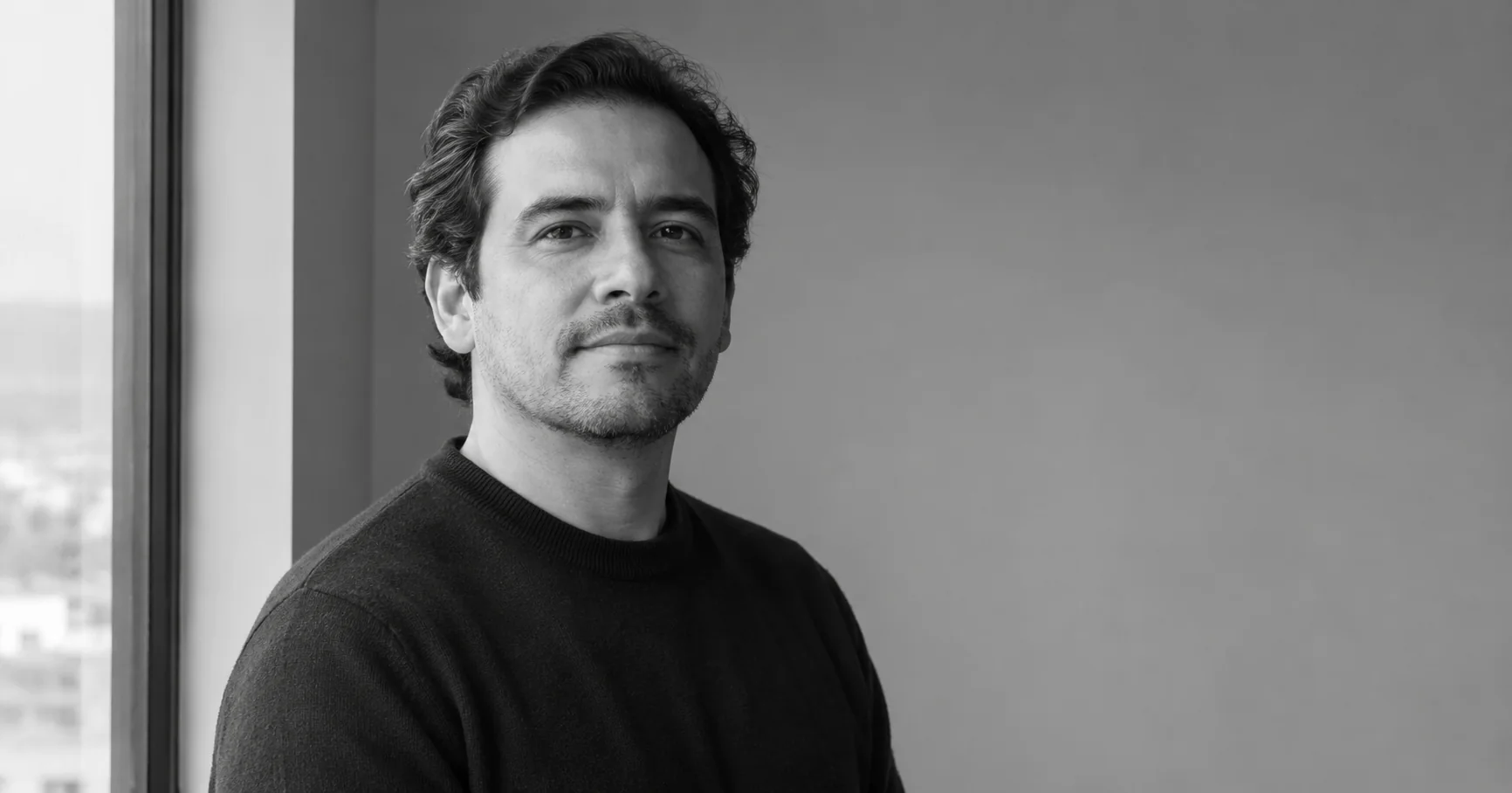 Retrato editorial en blanco y negro de un líder empresarial.