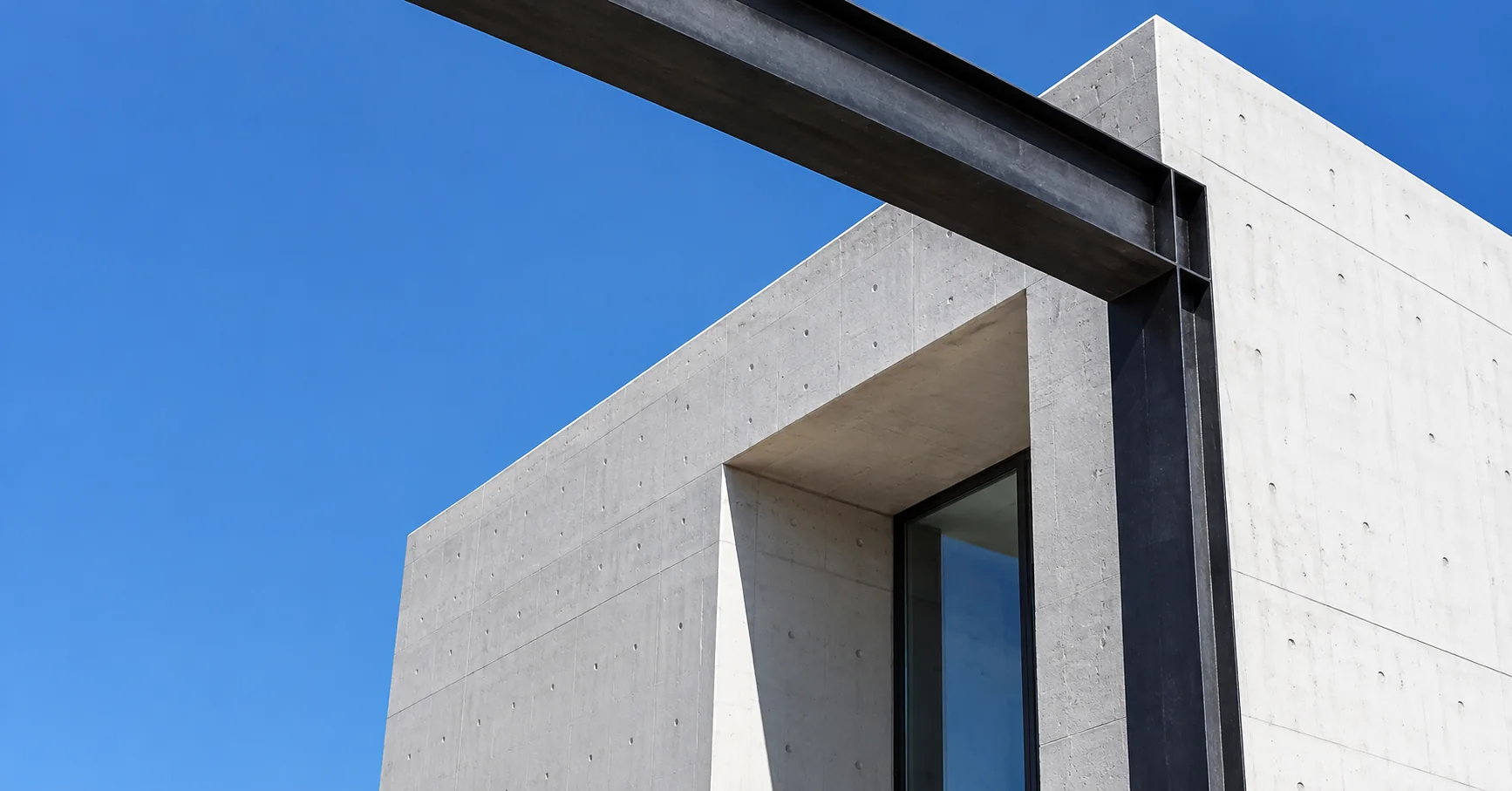 Una estructura de hormigón y acero se recorta contra el cielo azul.