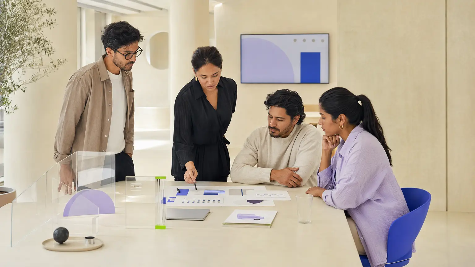 Equipo híbrido diseñando y observando un sistema de crecimiento