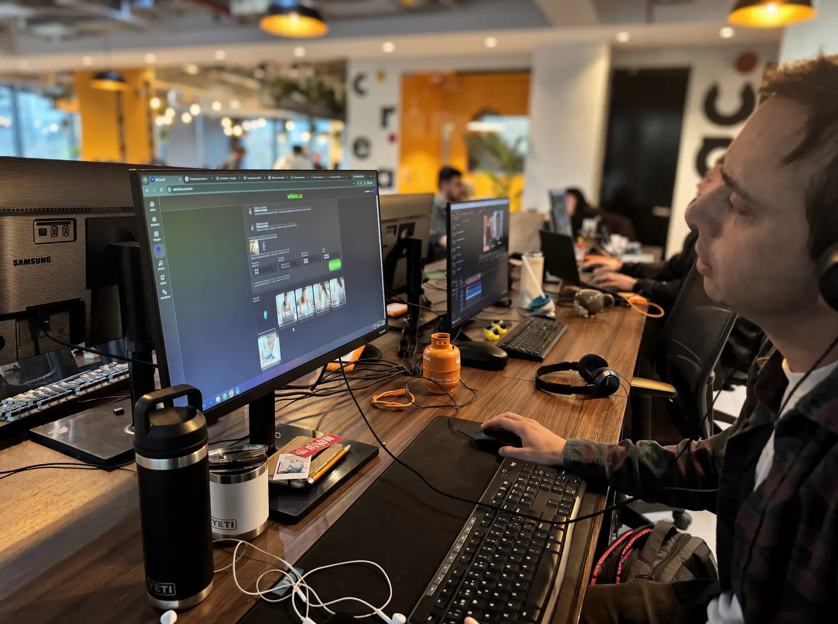 Equipo de Wiwo produciendo contenidos y operando herramientas de inteligencia artificial