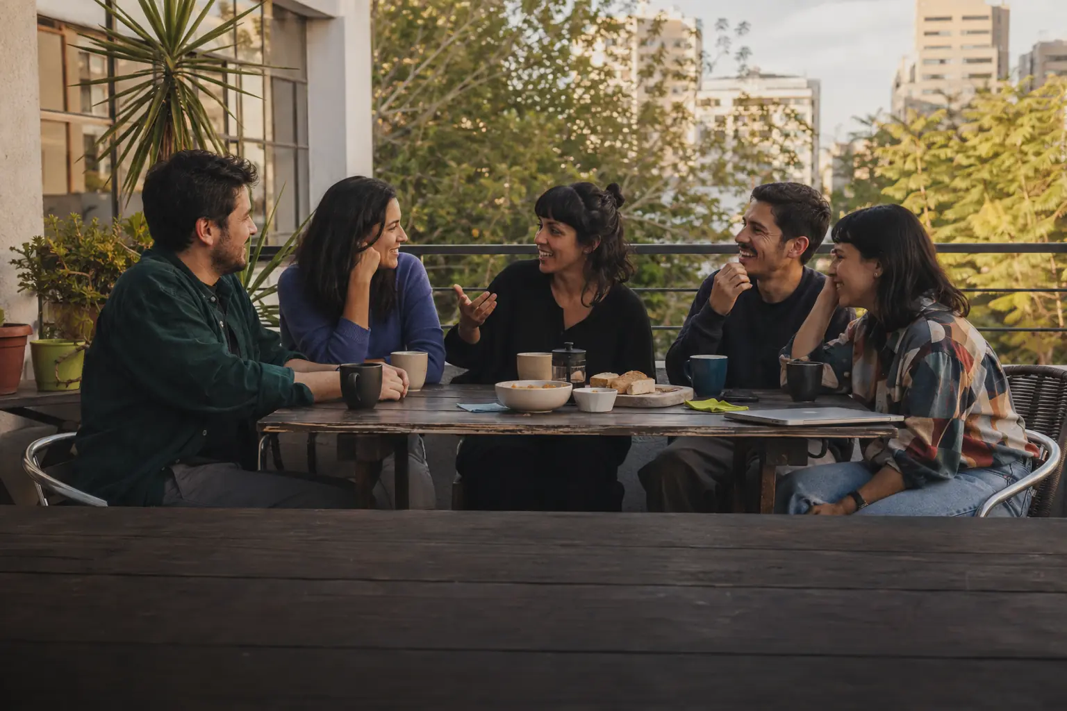 Equipo de Wiwo compartiendo una pausa después de una entrega