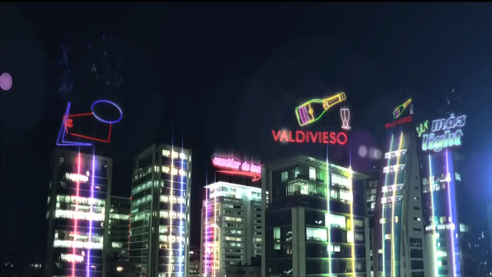 Intervención audiovisual nocturna de Valdivieso sobre edificios de una ciudad