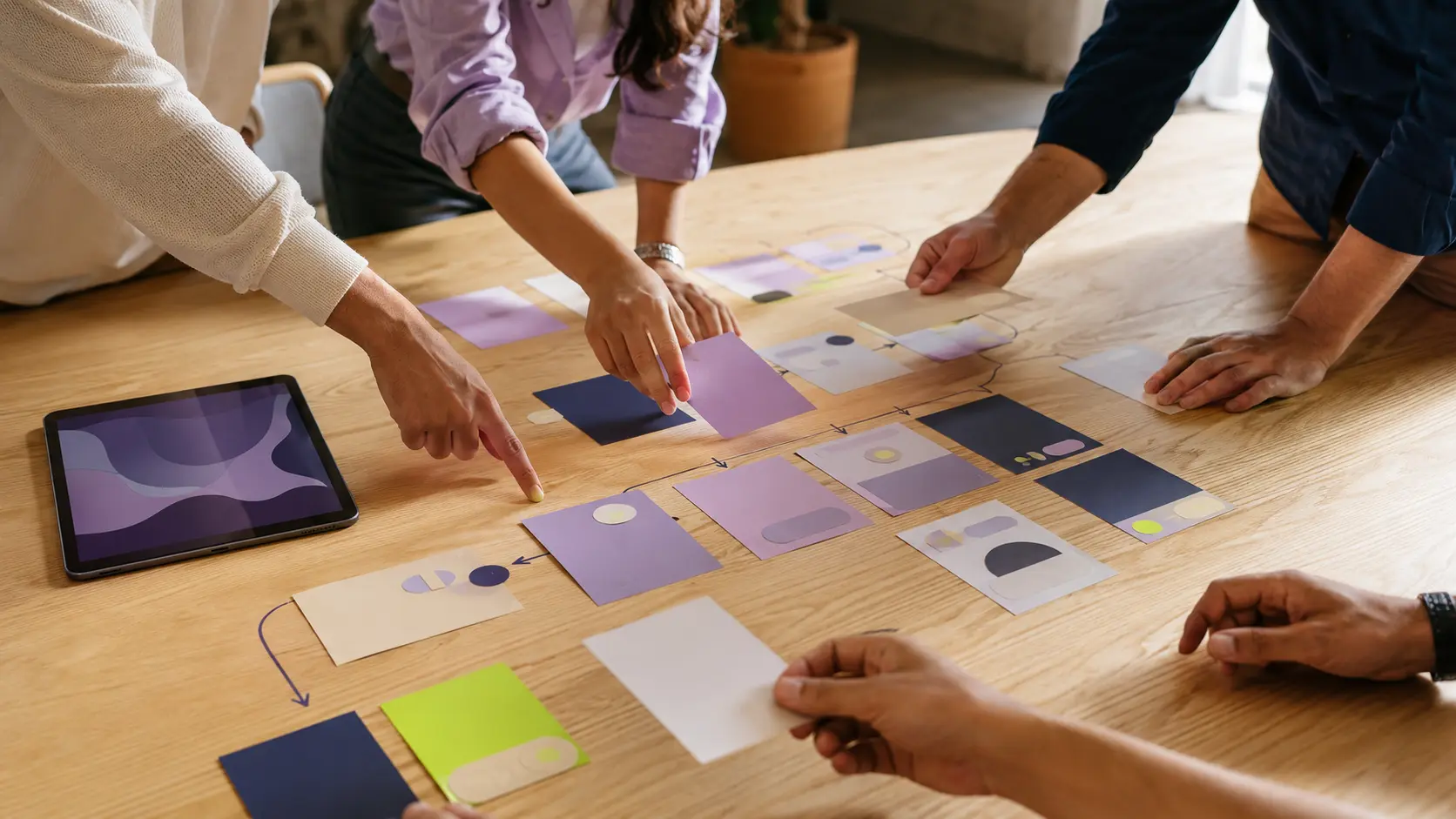 Workshop estratégico en el que un equipo ordena decisiones y dependencias sobre una mesa
