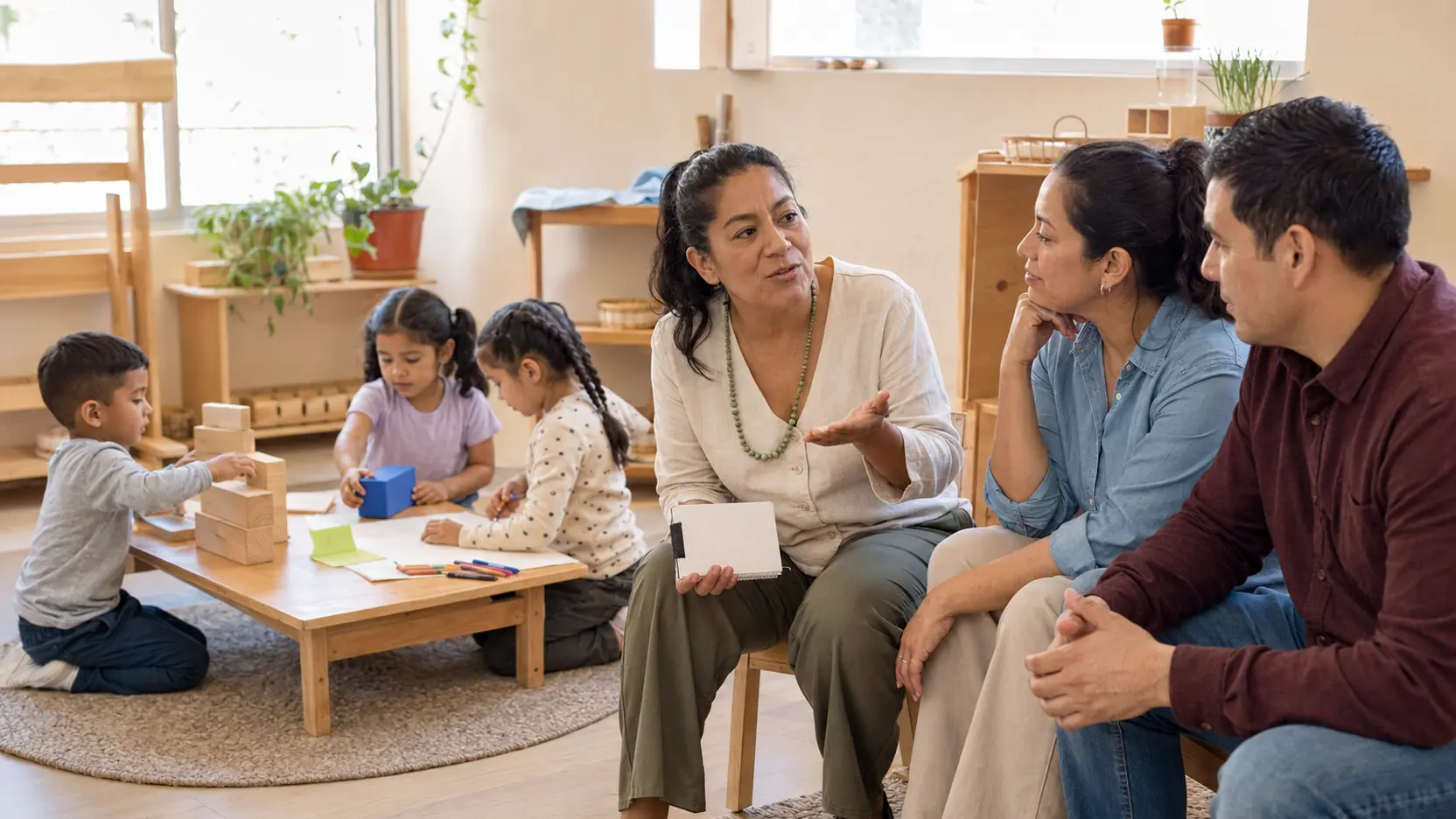 Familias y educadoras conversando en una comunidad preescolar