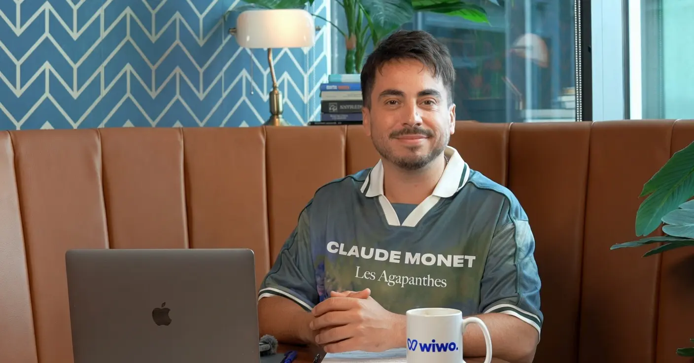 Polo Díaz, fundador de Wiwo, trabajando desde un espacio contemporáneo