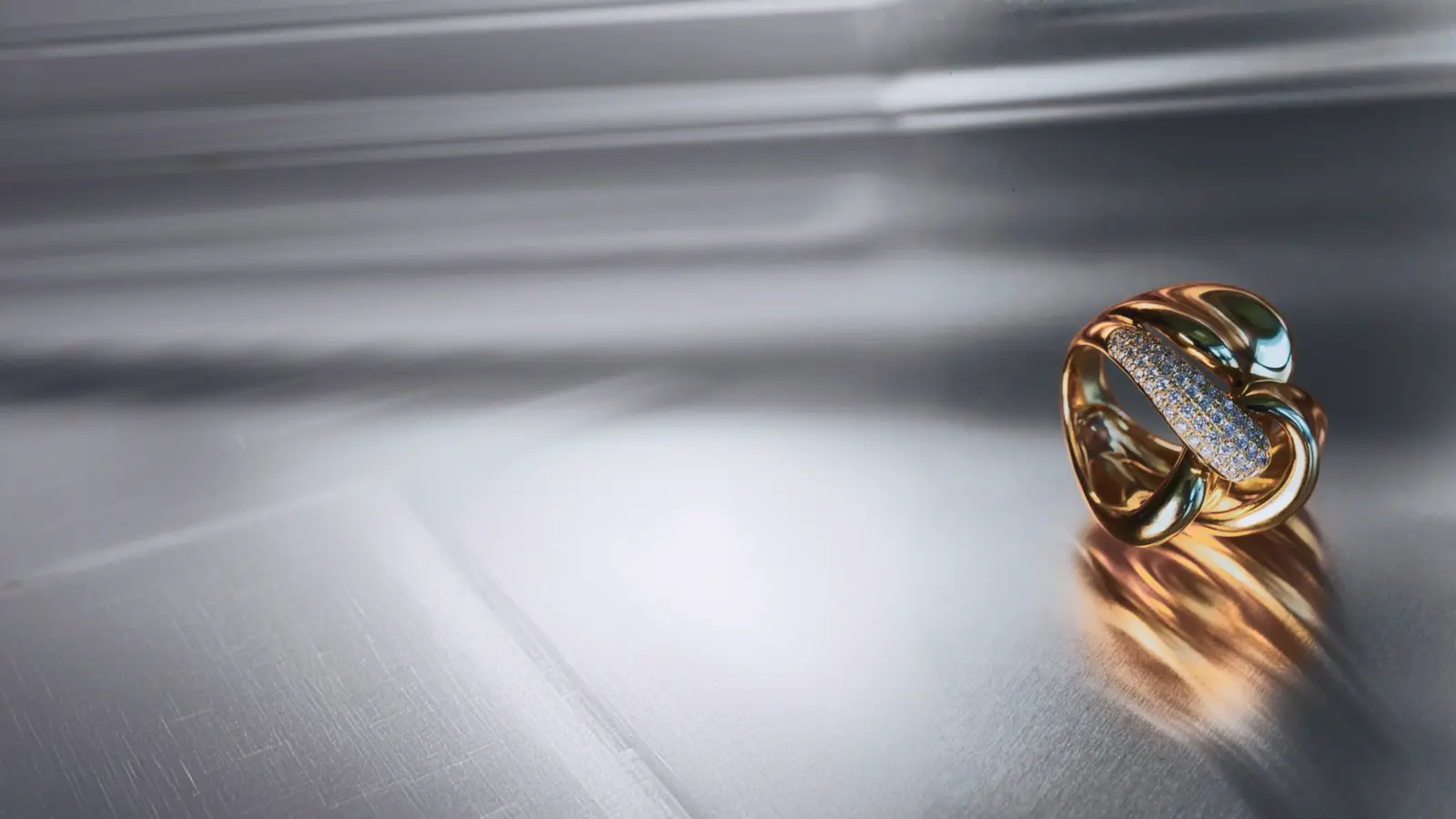 Anillo de alta joyería de Casa Barros fotografiado sobre una superficie mineral clara