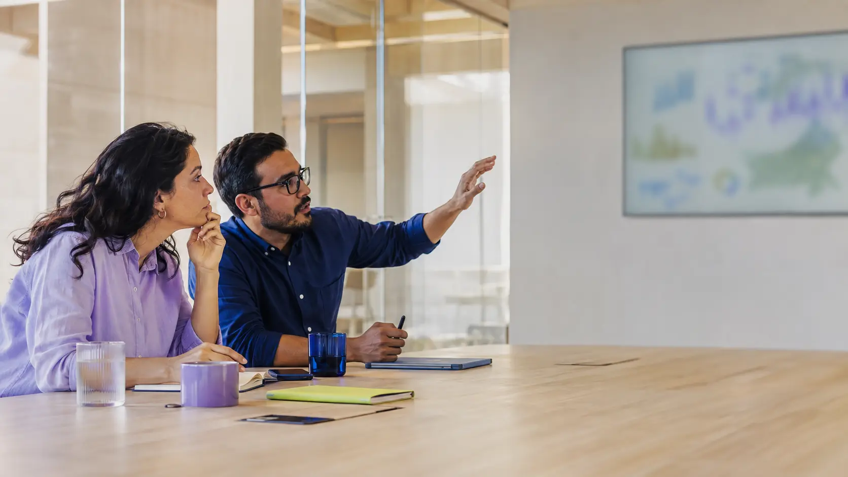 Estrategas latinoamericanos interpretando señales de marketing en una sala de inteligencia Wiwo.MetriQ