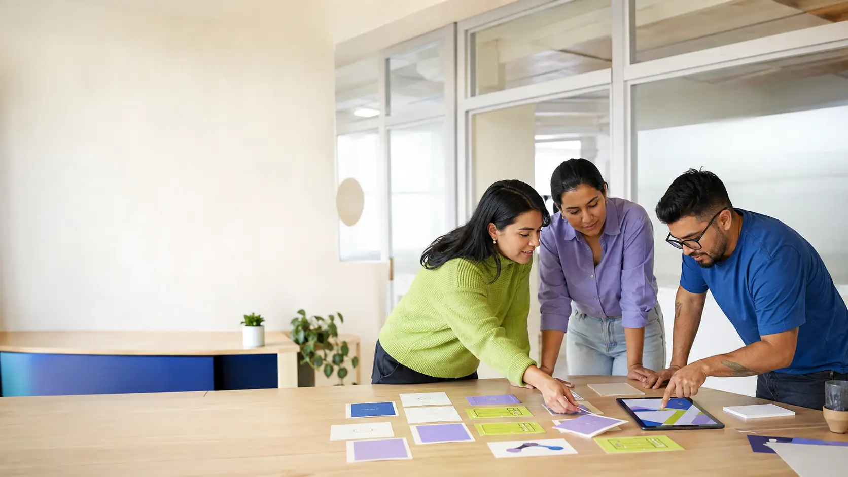 Equipo latinoamericano coordinando ownership, dependencias y aprobaciones en un estudio operativo Wiwo.Ops